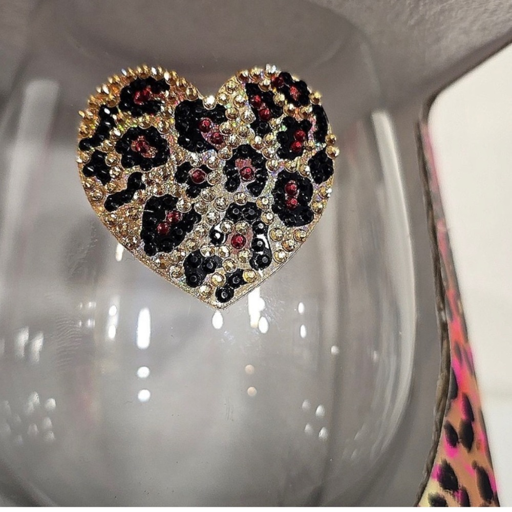 Betsey Johnson Pink Leopard Wine Glass 🍷 NIB/NWT - Picture 3 of 3